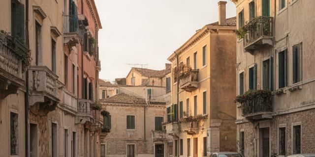 Strada veneziana nei pressi di Via Forte Cosenz, con edifici residenziali e luce del pomeriggio