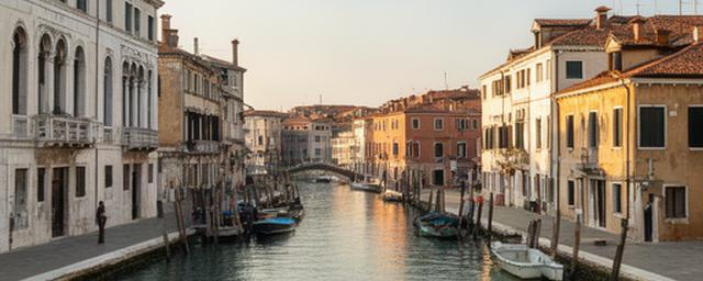 Canale veneziano vicino a Mestre con edifici storici e luce del pomeriggio