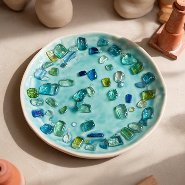 Piatto decorativo con frammenti di vetro di Murano riciclato e smalto turchese